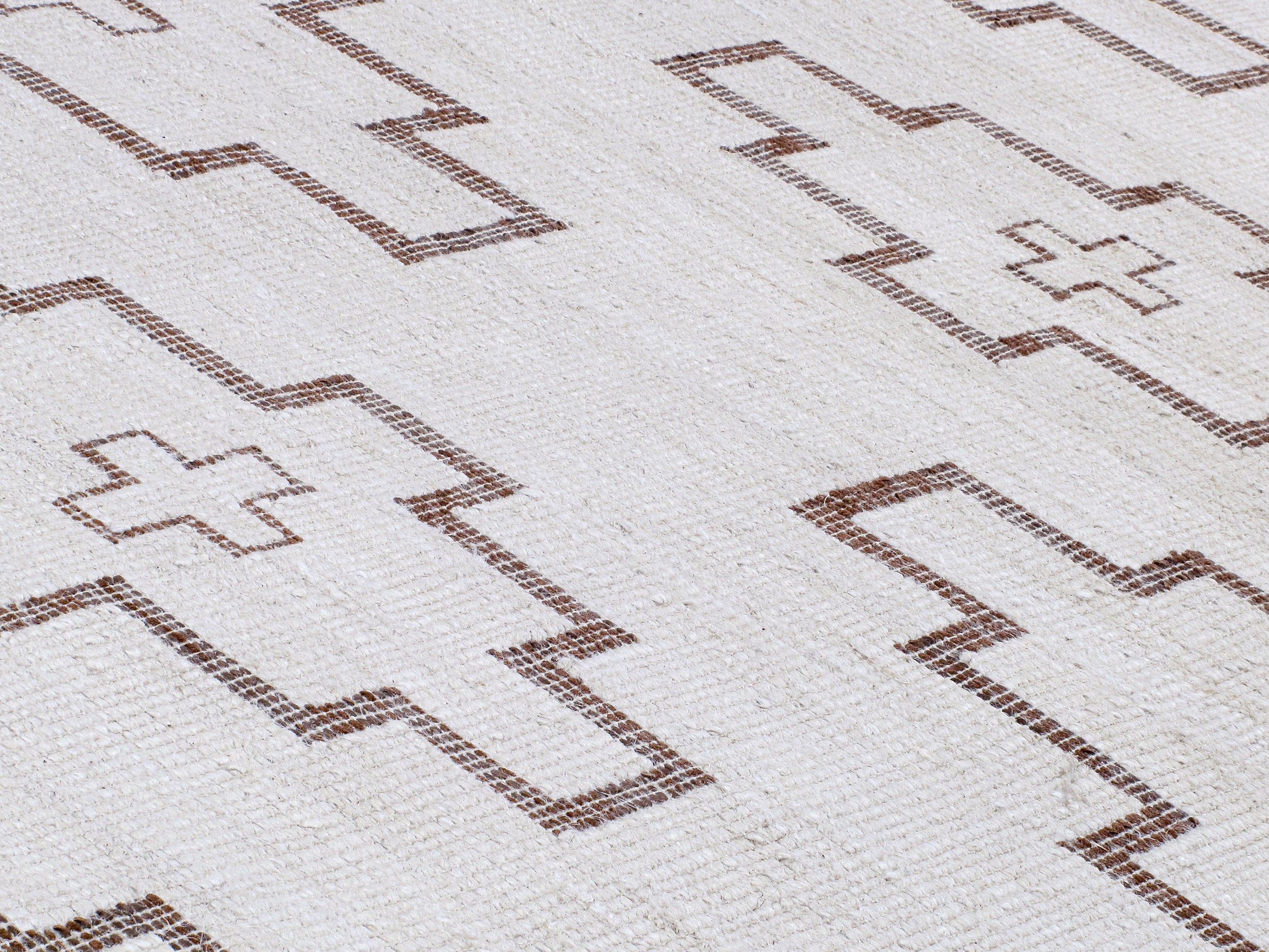 Vintage-Inspired Geometric Flatweave Rug with Tribal Cross Motif