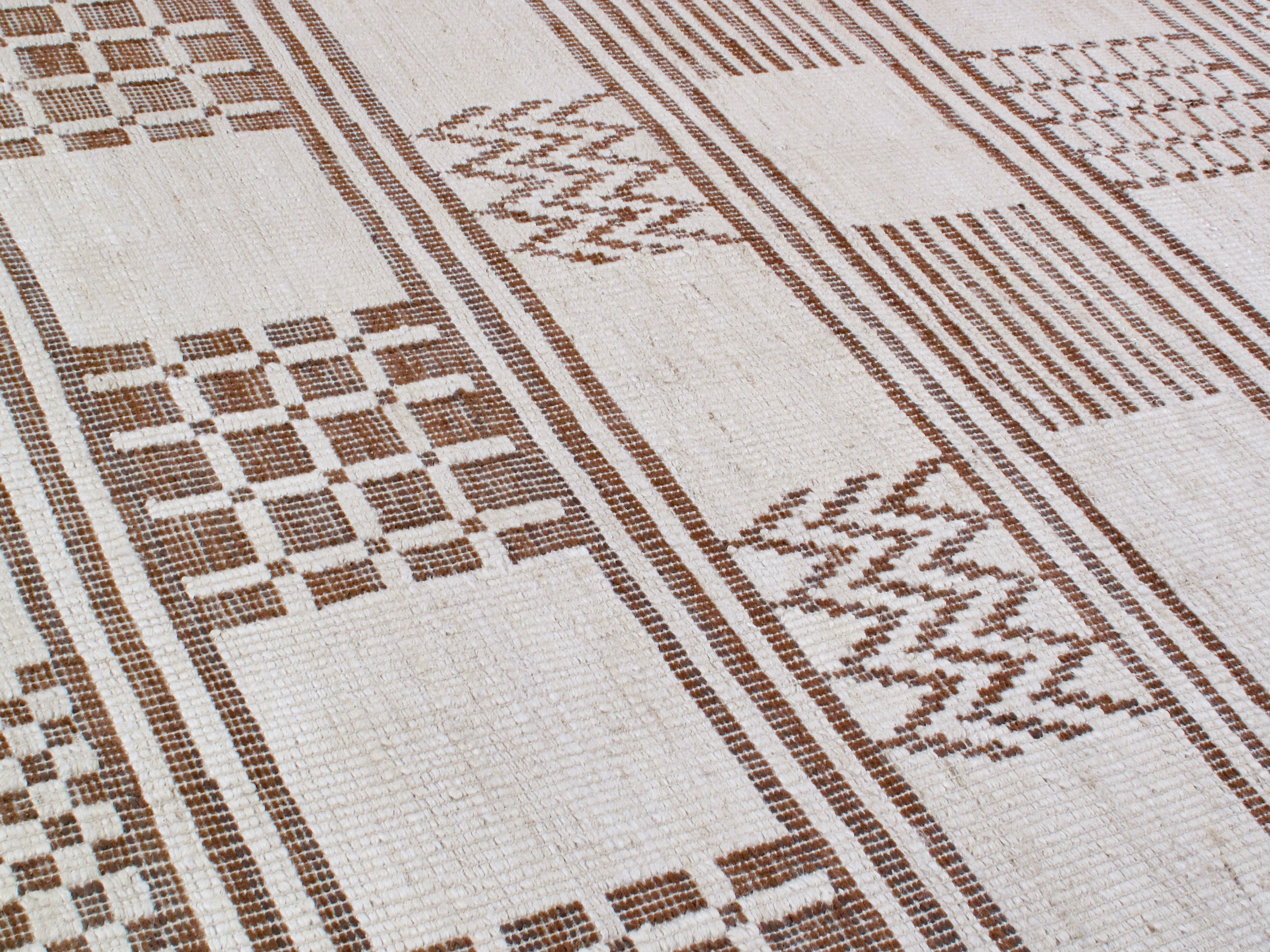Vintage-Inspired Geometric Flatweave Rug in Ivory and Mocha Brown