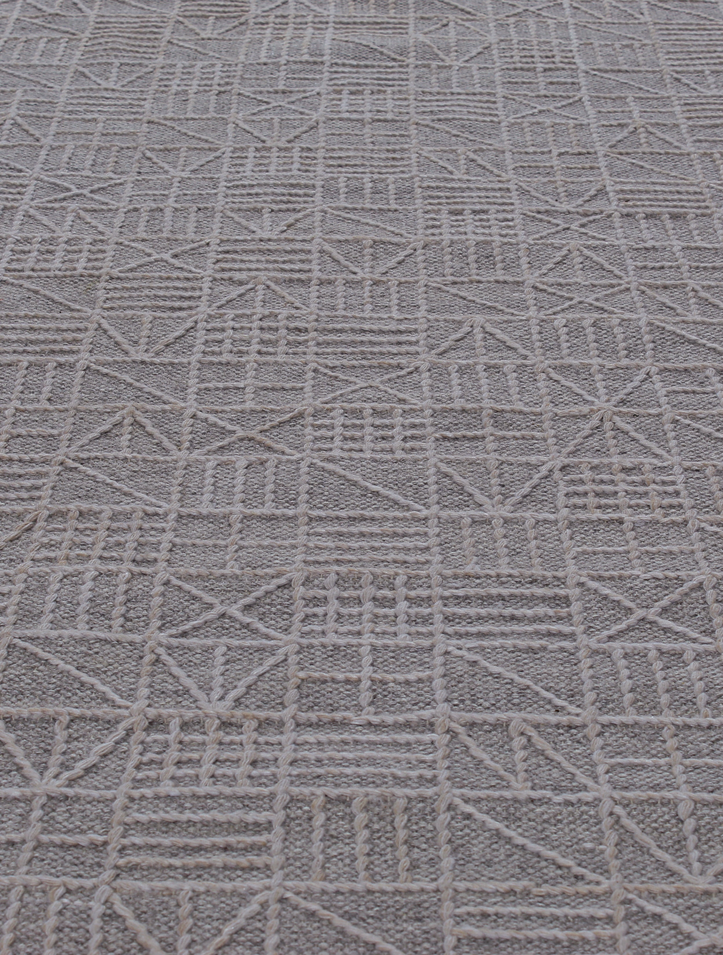 Contemporary Geometric Wool Rug in Graphite Grey with Etched Grid Motif